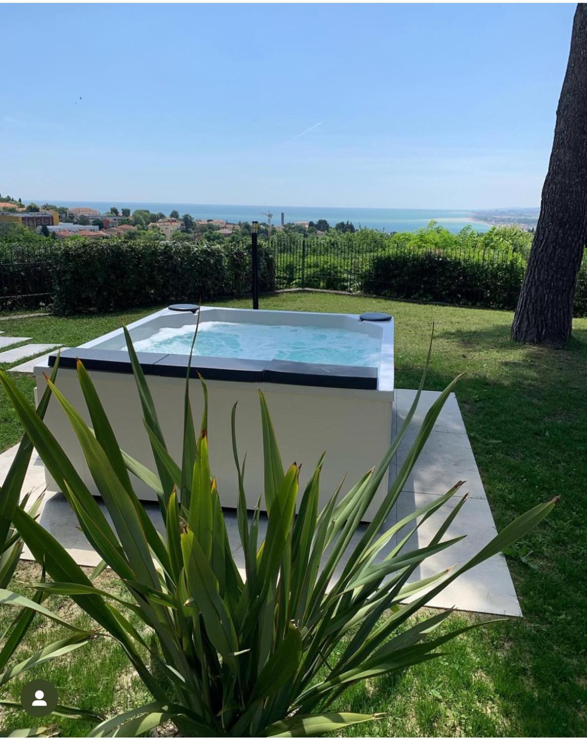 Bed and Breakfast Tra Gli Alberi E Il Mare Sirolo Exterior foto